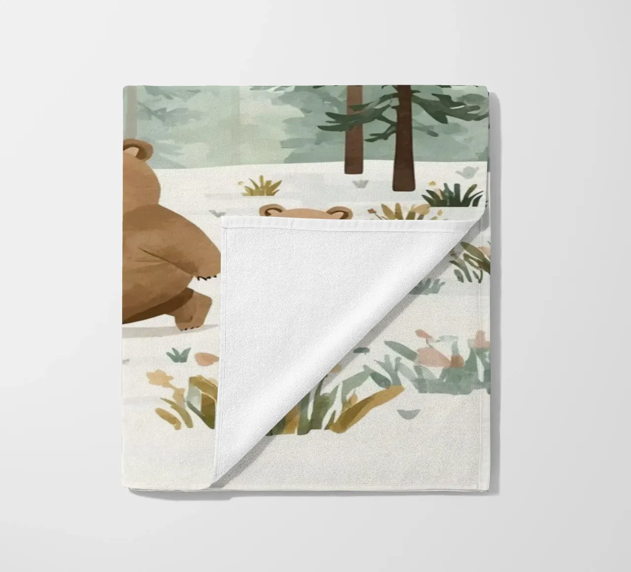 Mère et son ourson dans une forêt froide et enneigée serviette de plage de DesignDoodle