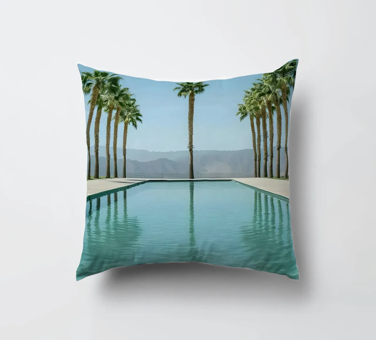 Palm Trees In The Pool cuscino da Leonard Barreiro