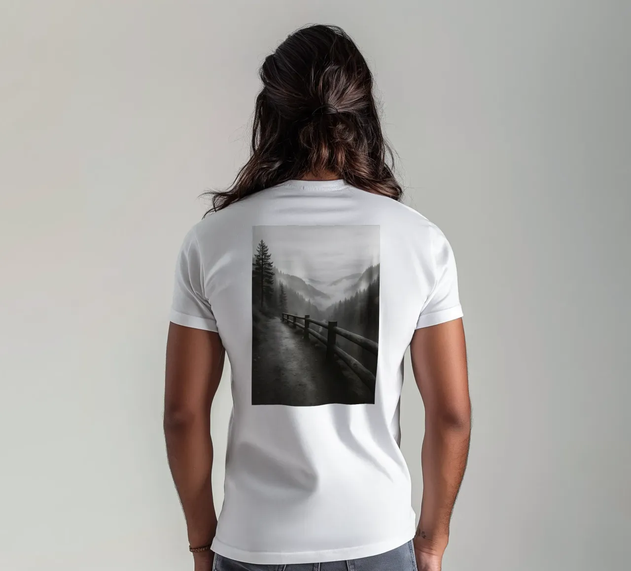 strada sull'orlo di una scogliera nella foresta ph in bianco e nero t-shirt da roosses