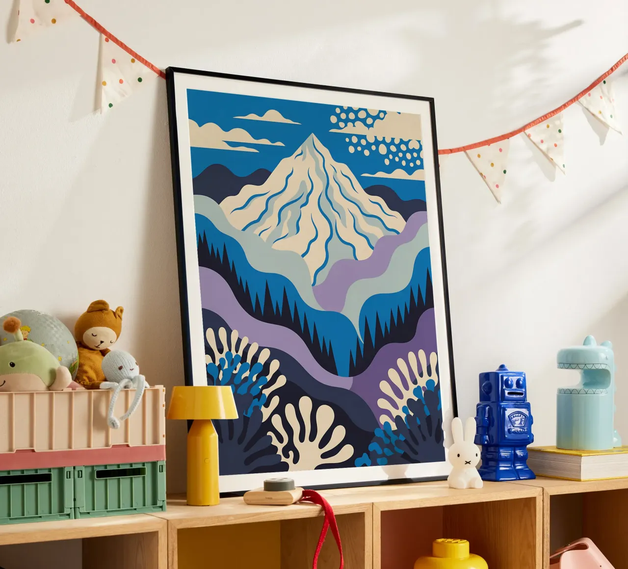 Montagna grafica con toni freddi poster con telaio in legno da Plain Thoughts