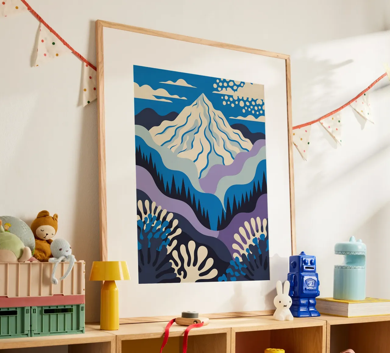 Montagna grafica con toni freddi poster con telaio in legno da Plain Thoughts