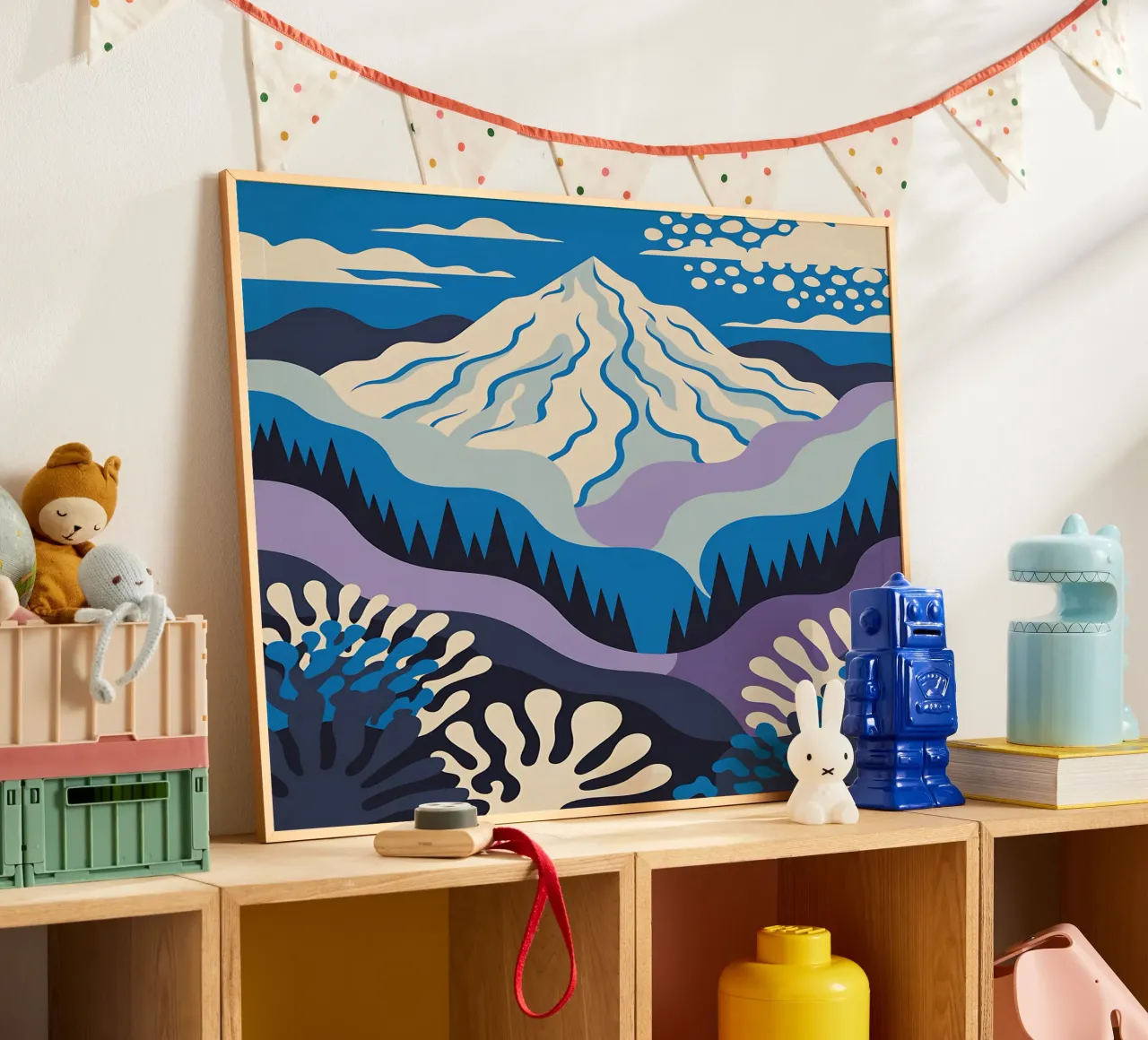Montagna grafica con toni freddi poster con telaio in legno da Plain Thoughts