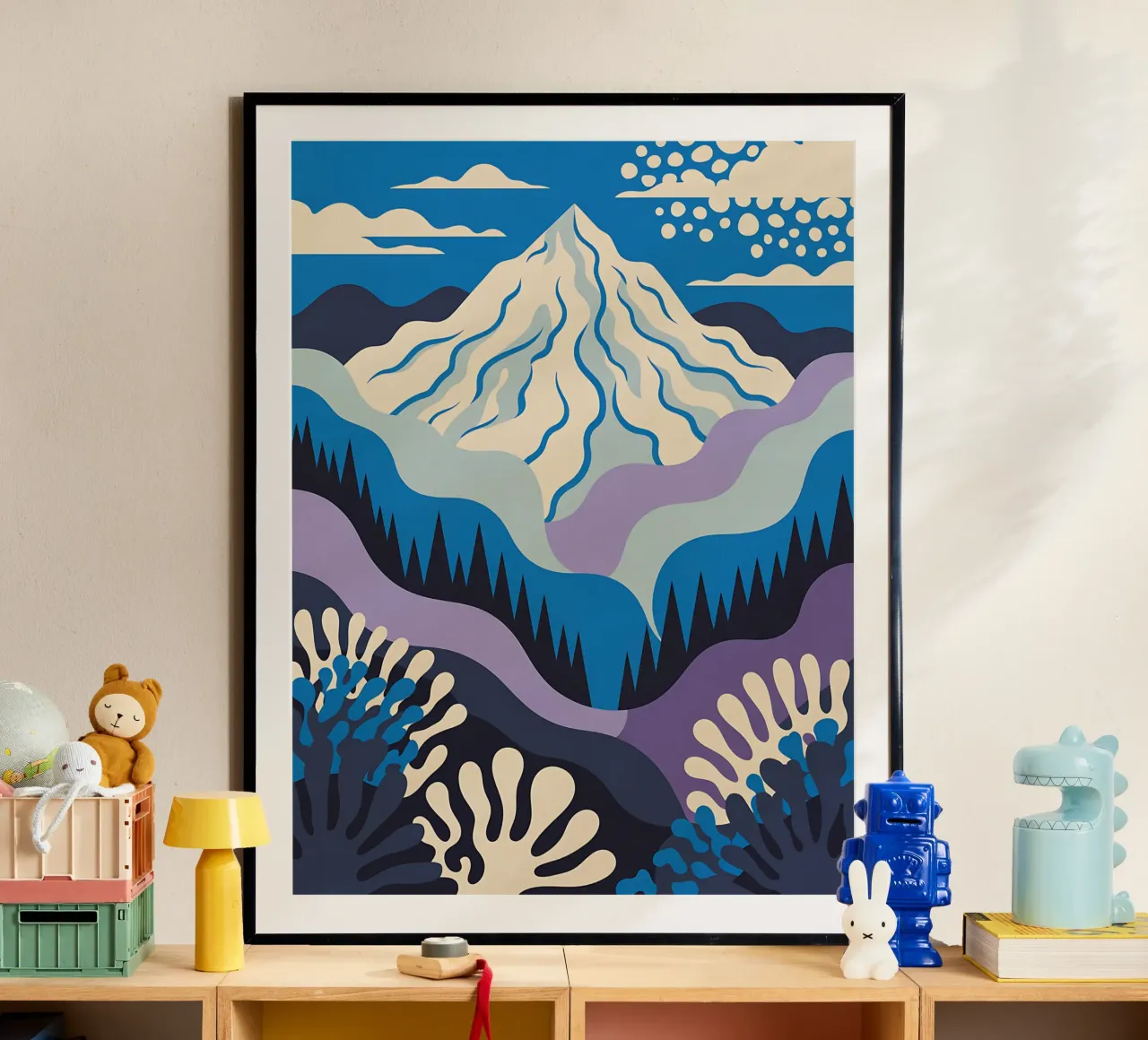 Montagna grafica con toni freddi poster con telaio in legno da Plain Thoughts