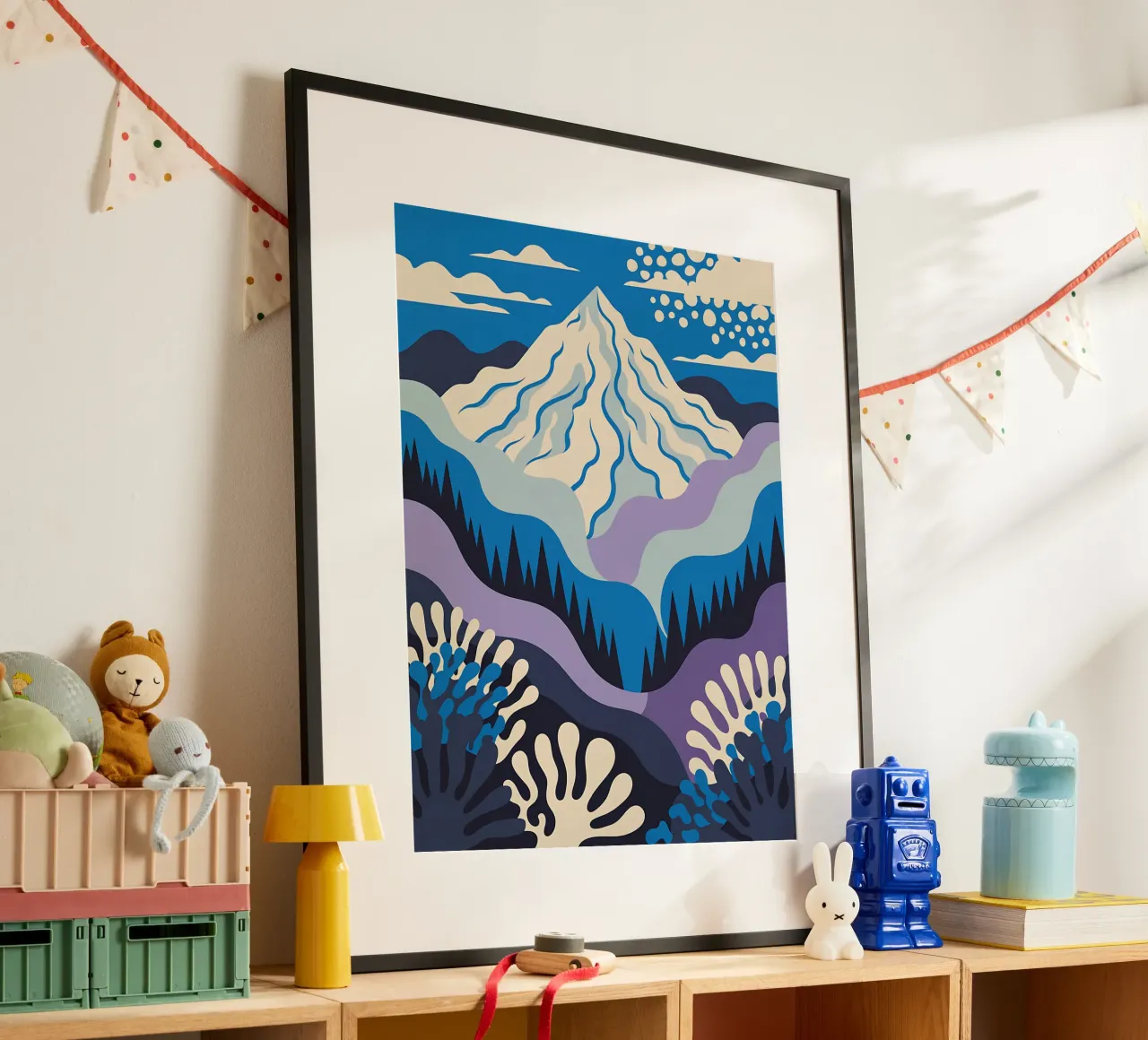 Montagna grafica con toni freddi poster con telaio in legno da Plain Thoughts