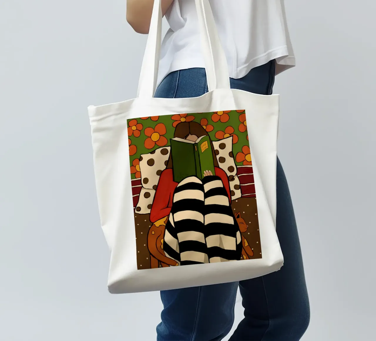 Cozy reading and a ginger cat borsa in juta da TijanaArtStudio88