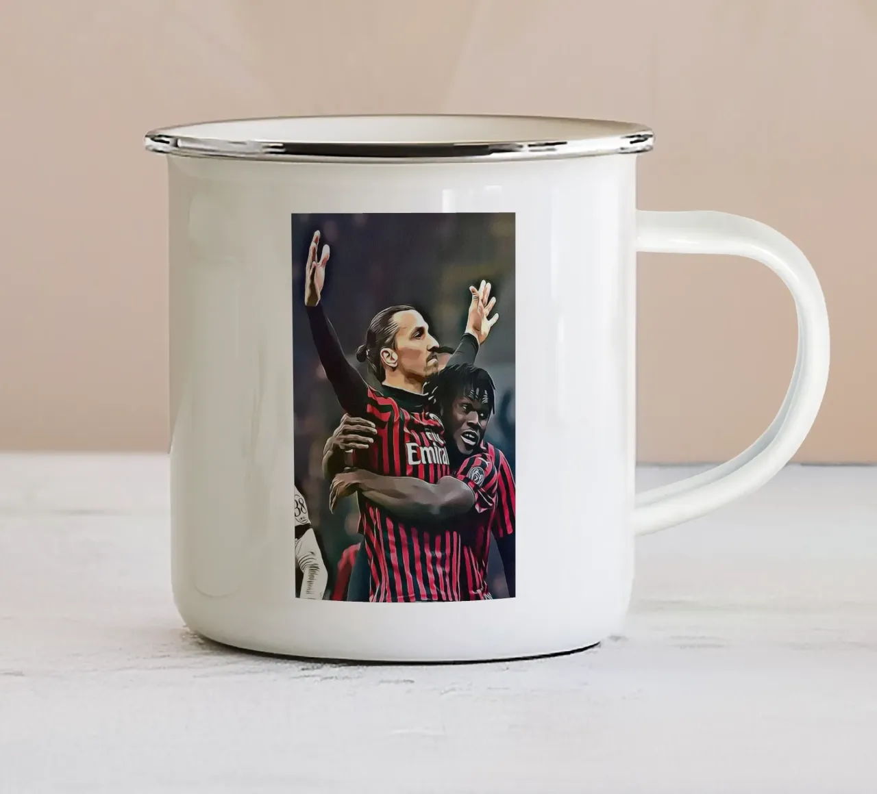 Zlatan Ibrahimović festeggia la vittoria del Milan a braccia alzate tazza in smalto da ArdanART
