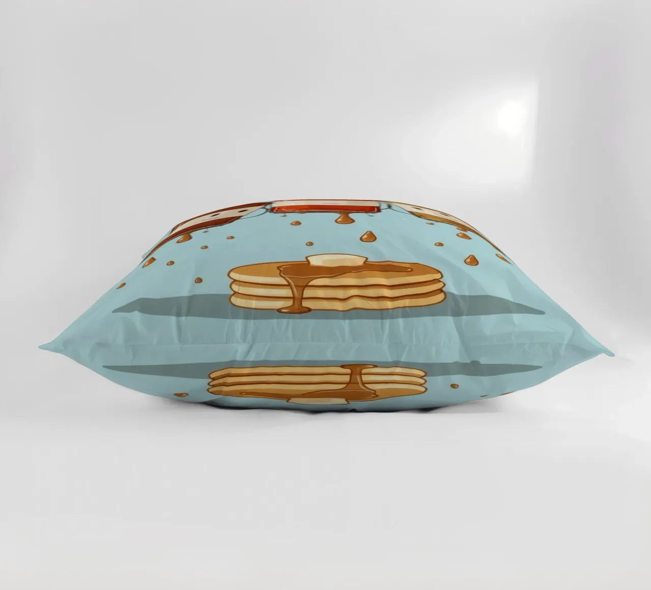 Simpatiche bottiglie che versano sciroppo sui pancake cuscino da DesignDoodle