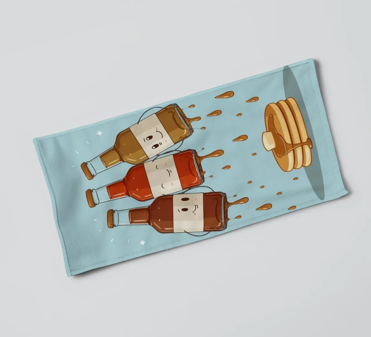 Simpatiche bottiglie che versano sciroppo sui pancake asciugamano da bagno da DesignDoodle