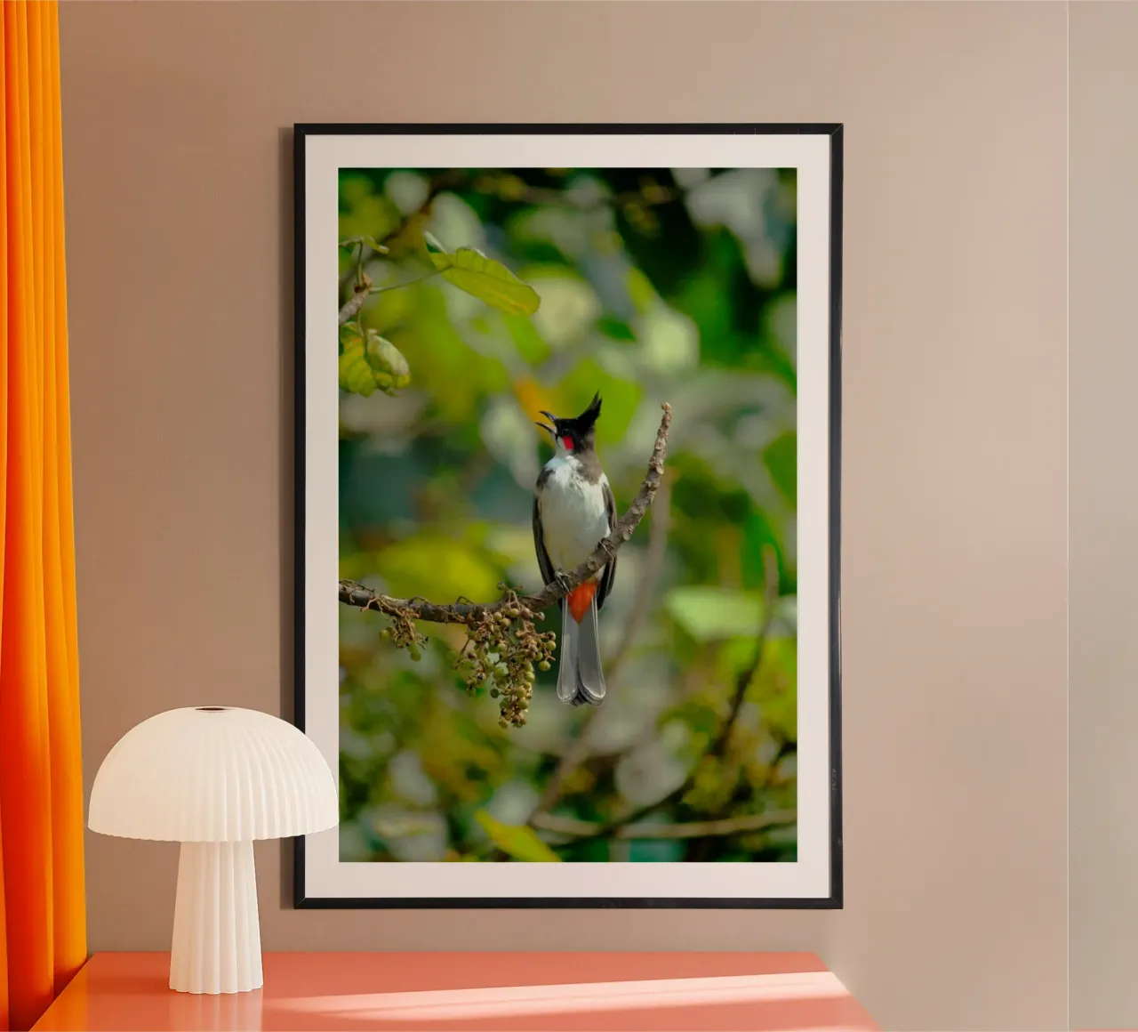 Rosso su rami verdi poster da Nature's Palette