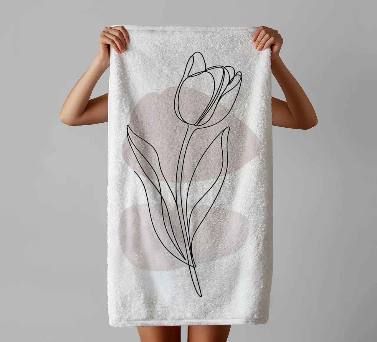 Tulipano moderno dalla linea continua e dalle forme rosa nude asciugamano da bagno da Plain Thoughts