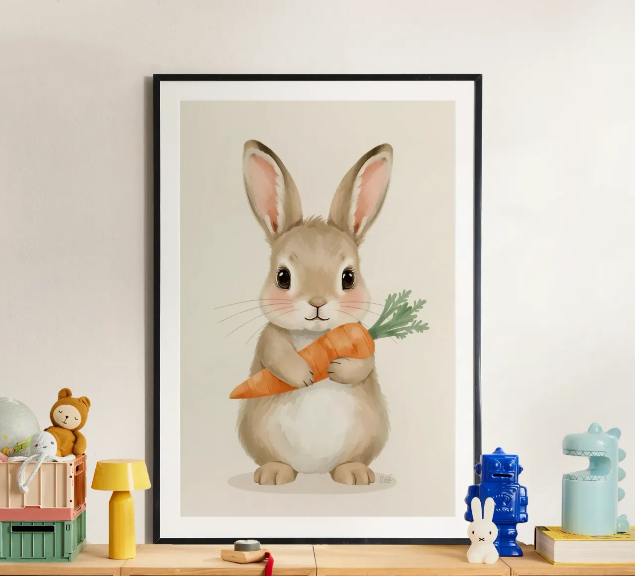 Coniglietto carino che abbraccia la sua carota poster con telaio in legno da DesignDoodle