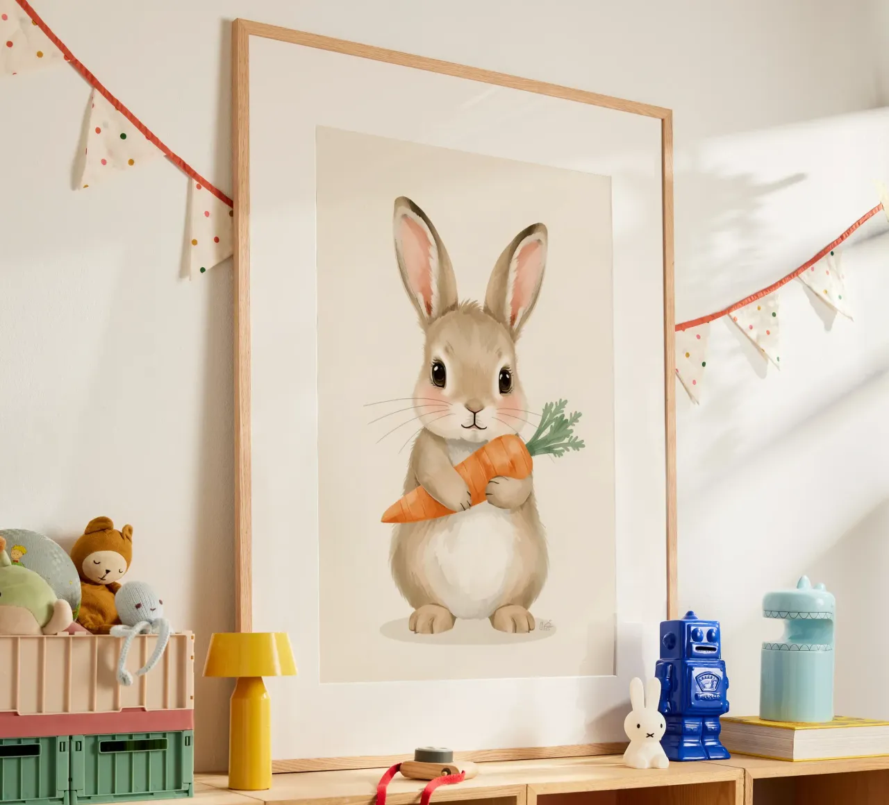 Coniglietto carino che abbraccia la sua carota poster con telaio in legno da DesignDoodle