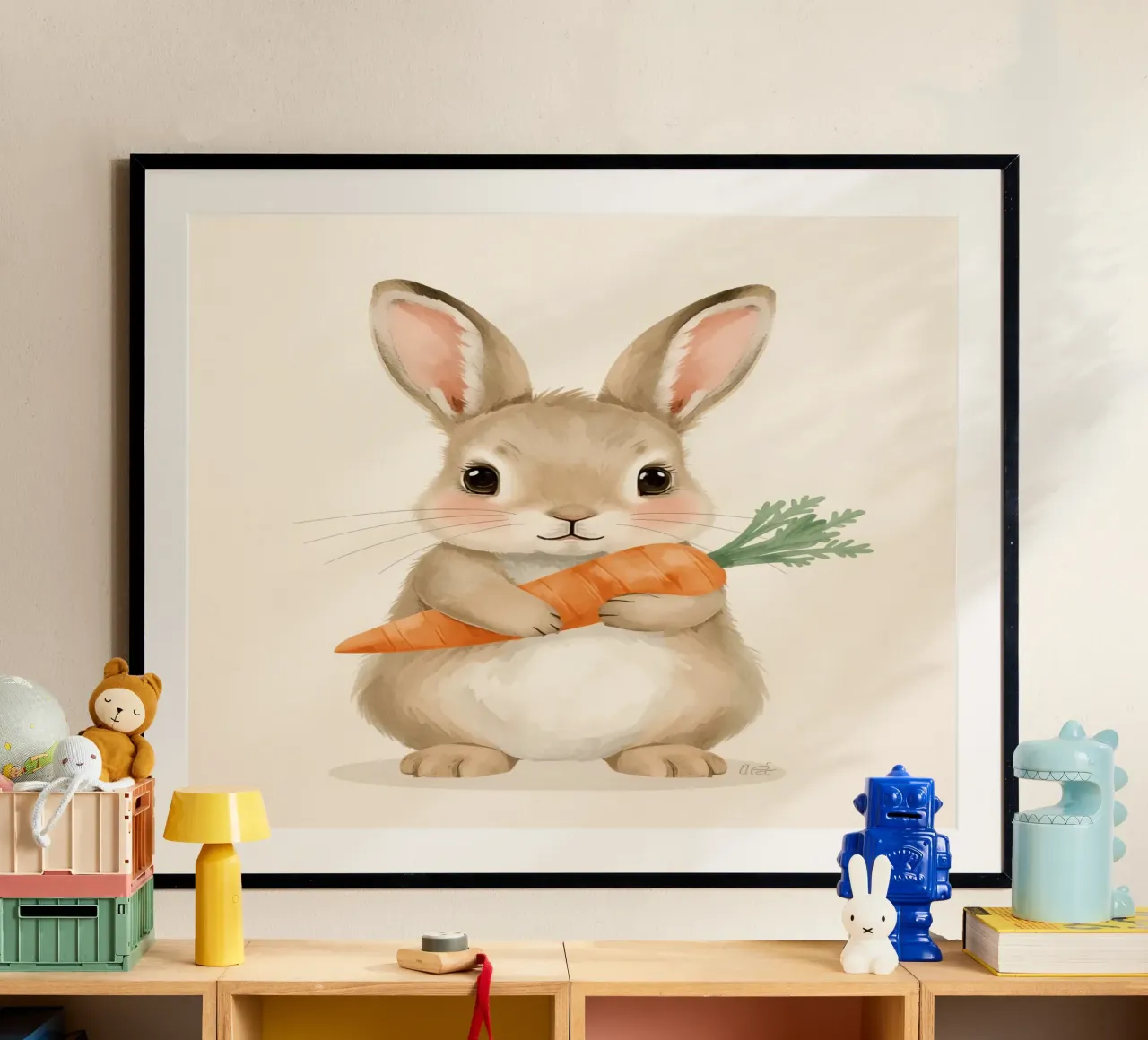 Coniglietto carino che abbraccia la sua carota poster con telaio in legno da DesignDoodle