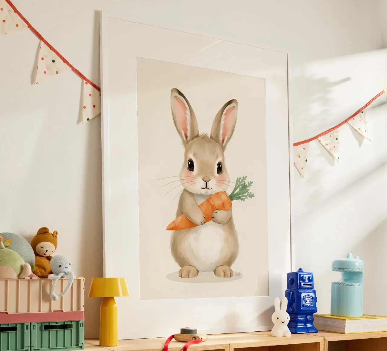 Coniglietto carino che abbraccia la sua carota poster con telaio in legno da DesignDoodle