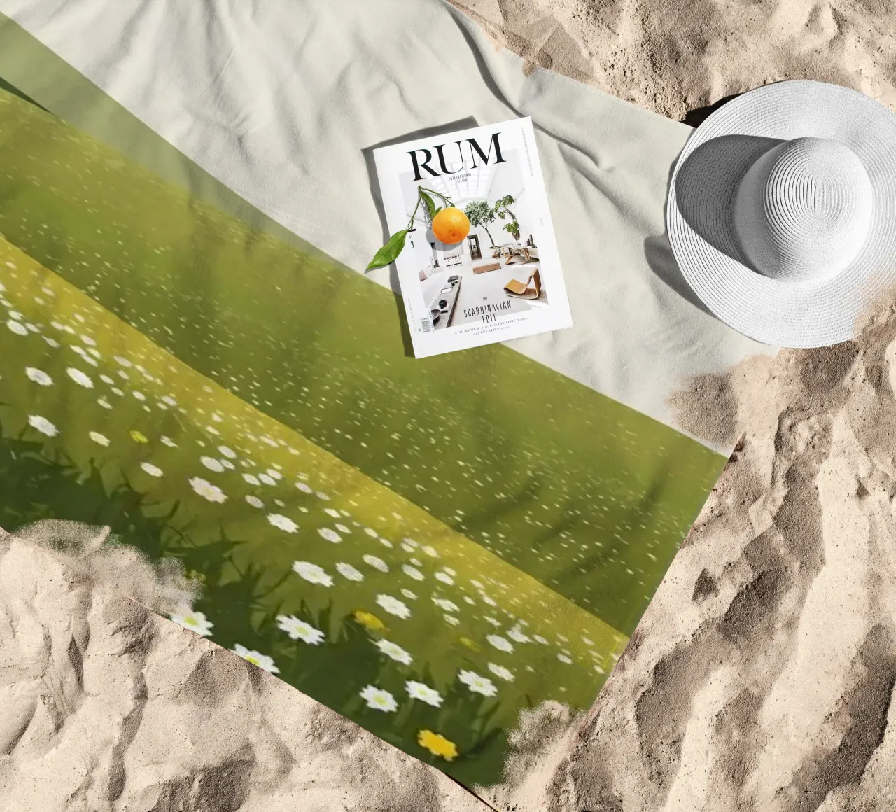 Cabina in cima a una collina di fiori selvatici telo mare da DesignDoodle