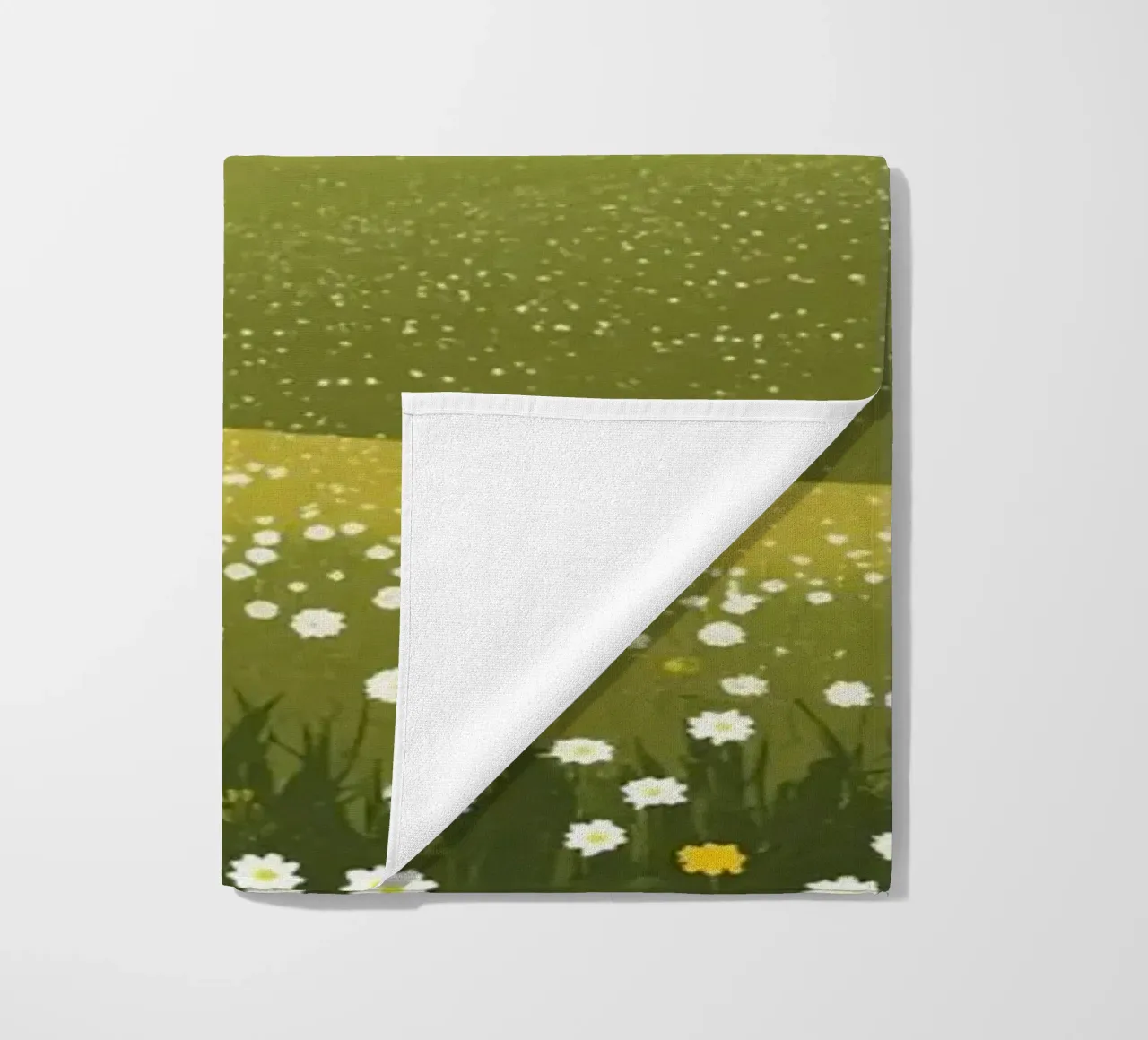 Cabina in cima a una collina di fiori selvatici telo mare da DesignDoodle