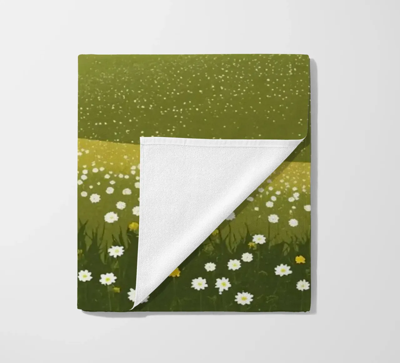 Cabina in cima a una collina di fiori selvatici telo mare da DesignDoodle