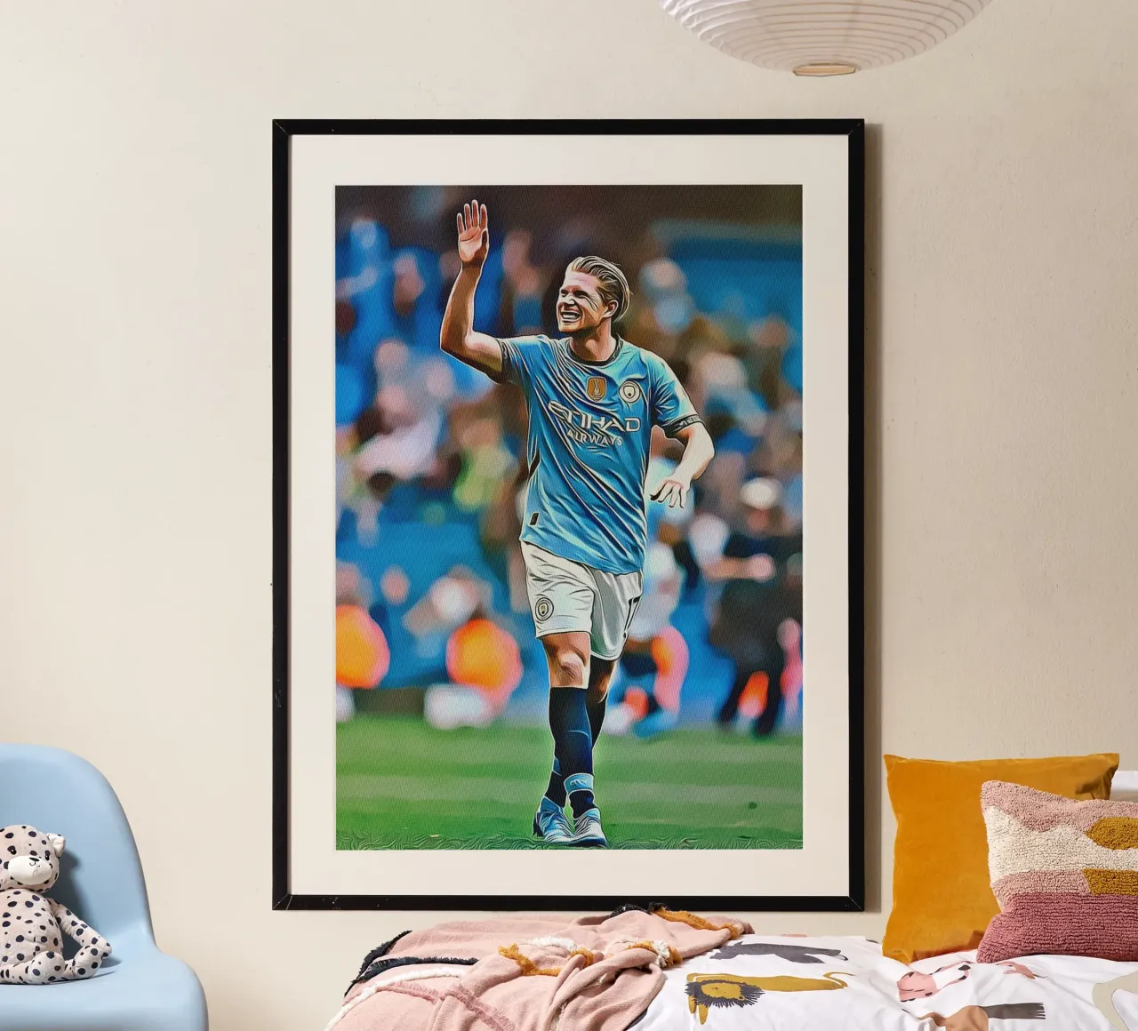 Kevin De Bruyne sorridente celebrazione Manchester City maglia P poster con telaio in alluminio da ArdanART