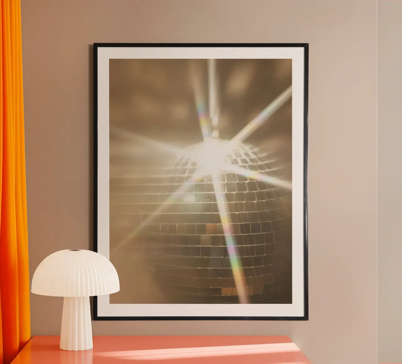 Palla da discoteca dorata - bagliore festivo e retrò della festa poster con telaio in legno da Dagmar Pels