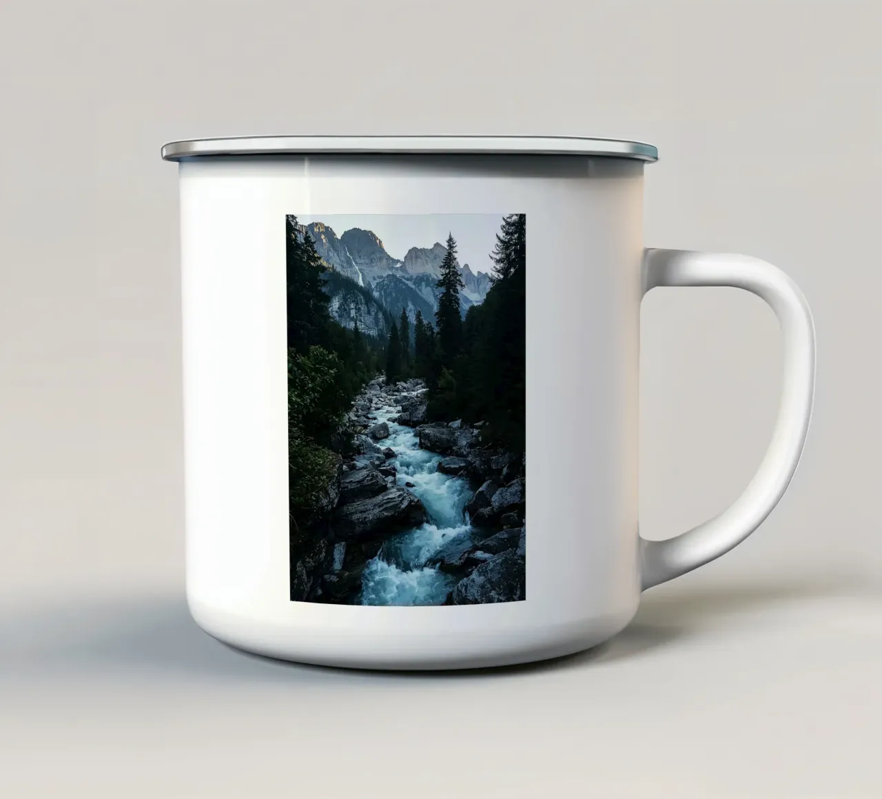 Fiume attraverso le cime tazza in smalto da van hellen