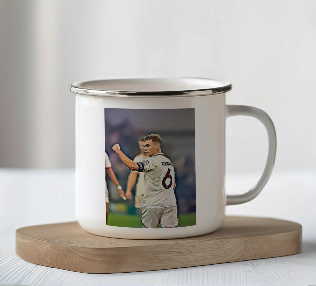 Poster celebrativo della squadra tedesca numero 6 di Joshua Kimmich tazza in smalto da ArdanART