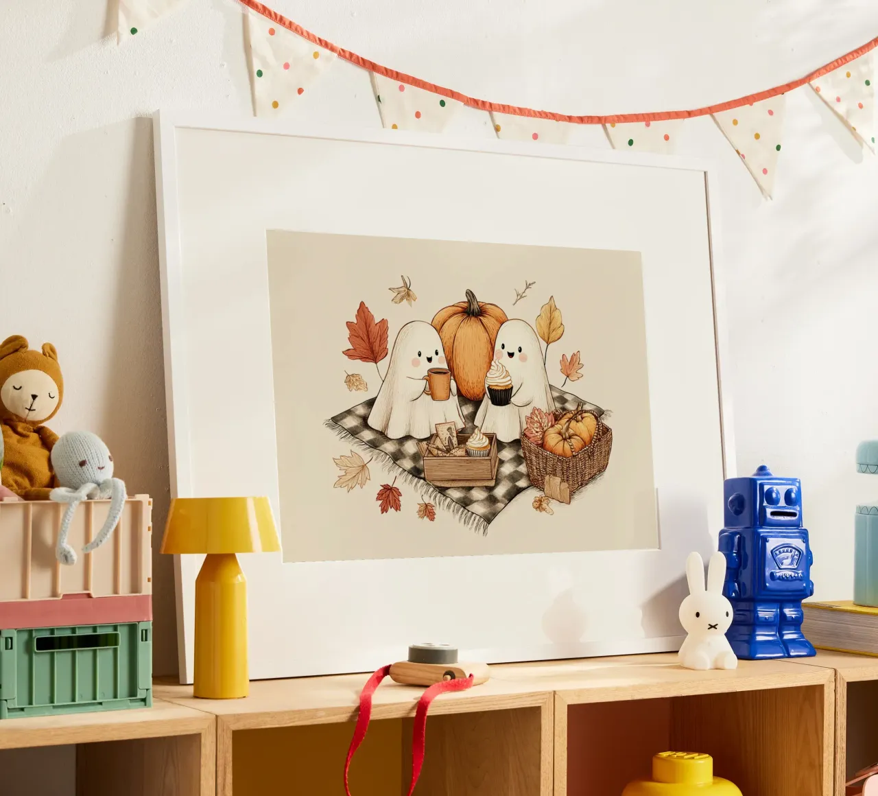 Picnic autunnale di fantasmi - Accogliente arte di Halloween poster con telaio in legno da vintagepod