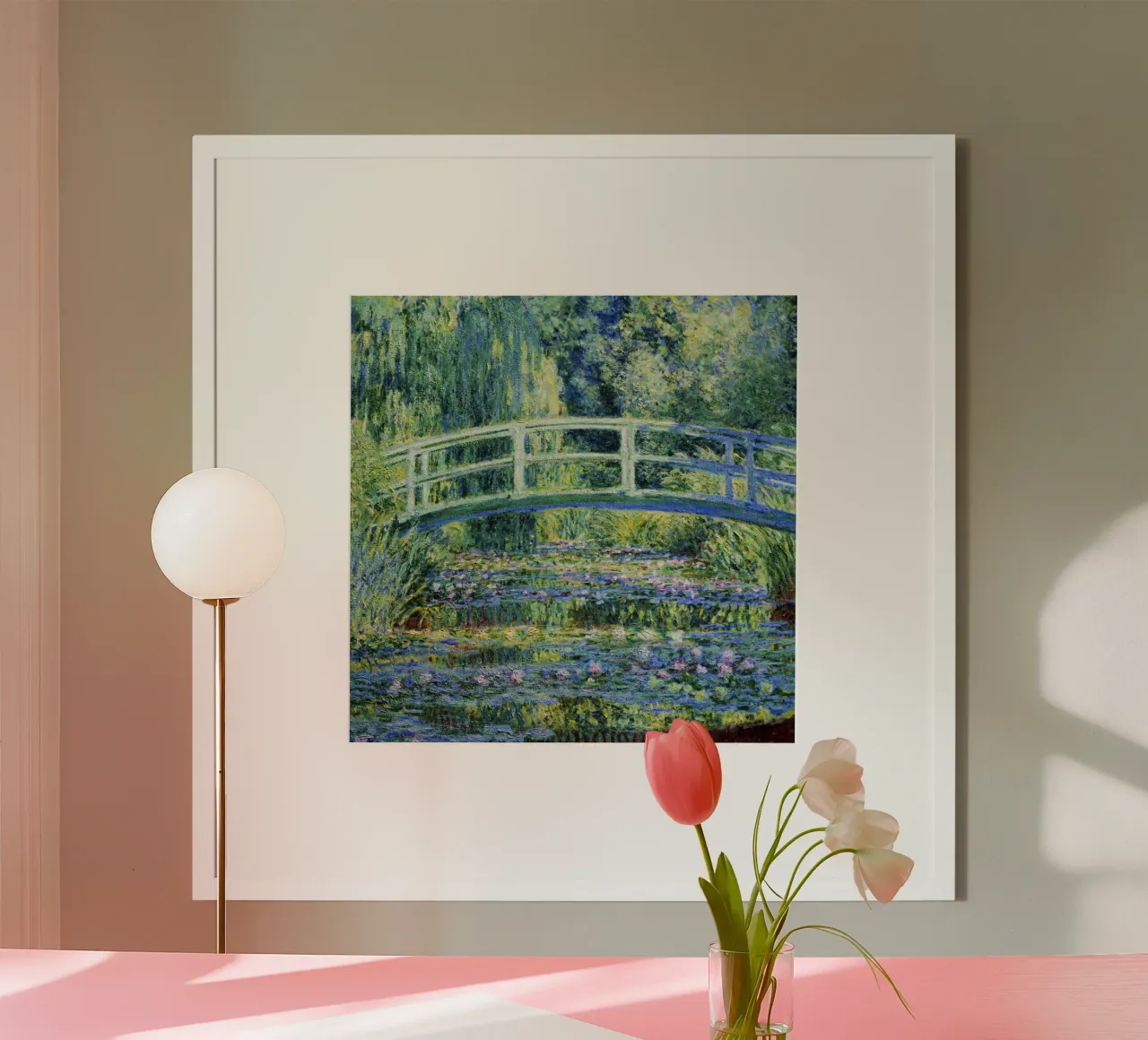 Ninfee e ponte giapponese di Claude Monet (1899) poster con telaio in legno da Chérie Prints