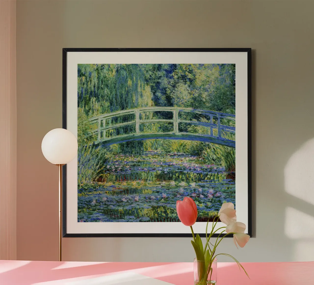 Ninfee e ponte giapponese di Claude Monet (1899) poster con telaio in legno da Chérie Prints