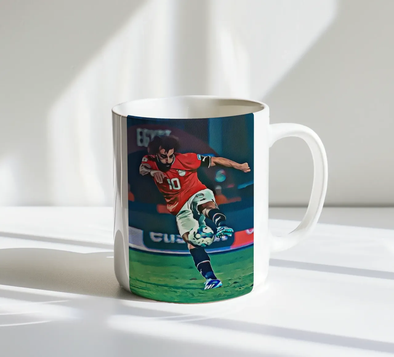 Poster d'azione della squadra egiziana con il numero 10 di Mohamed Salah tazza in ceramica da ArdanART
