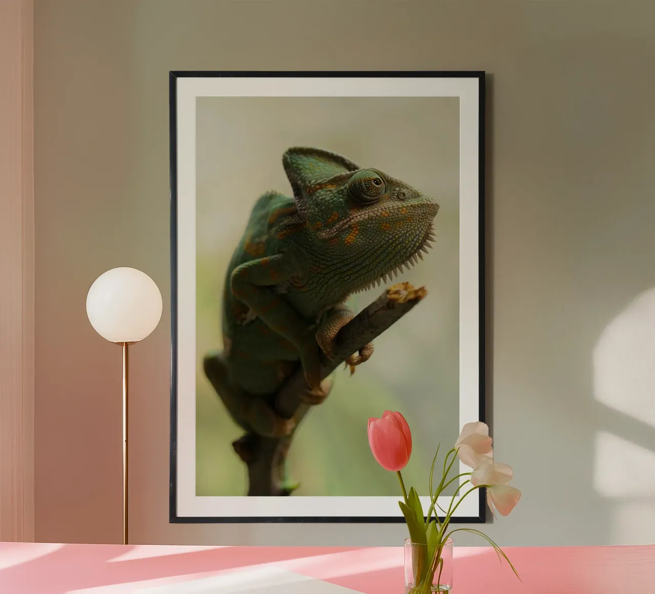 Lucertola rivestita di giallo e verde poster con telaio in plastica da Ella White