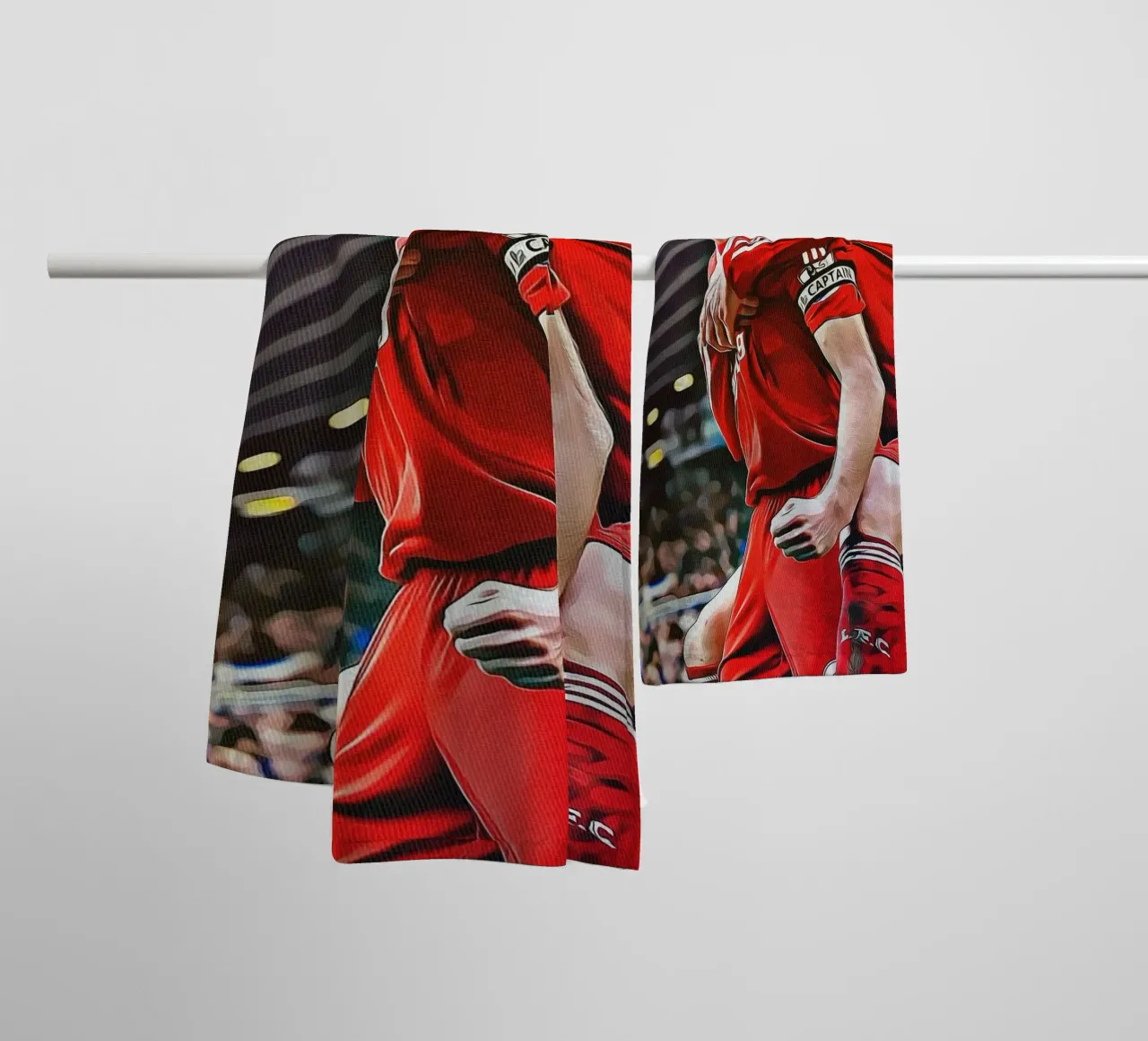 Poster delle celebrazioni iconiche di Steven Gerrard e Fernando Torres asciugamano da bagno da ArdanART
