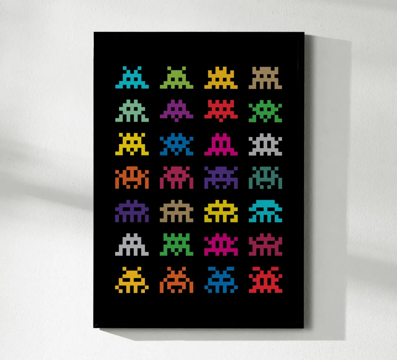 Pixel Space Invaders poster con telaio in alluminio da nabakumov