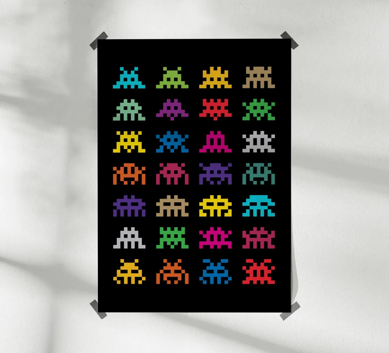 Pixel Space Invaders poster con telaio in alluminio da nabakumov