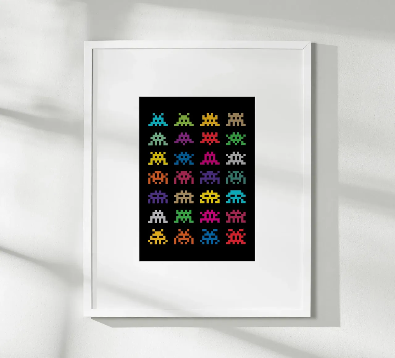 Pixel Space Invaders poster con telaio in alluminio da nabakumov