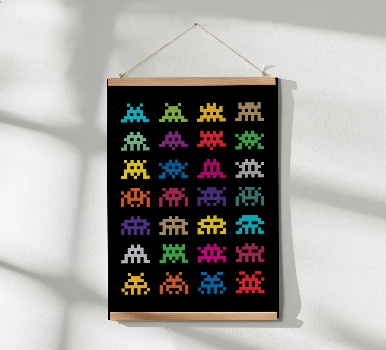 Pixel Space Invaders poster con telaio in alluminio da nabakumov