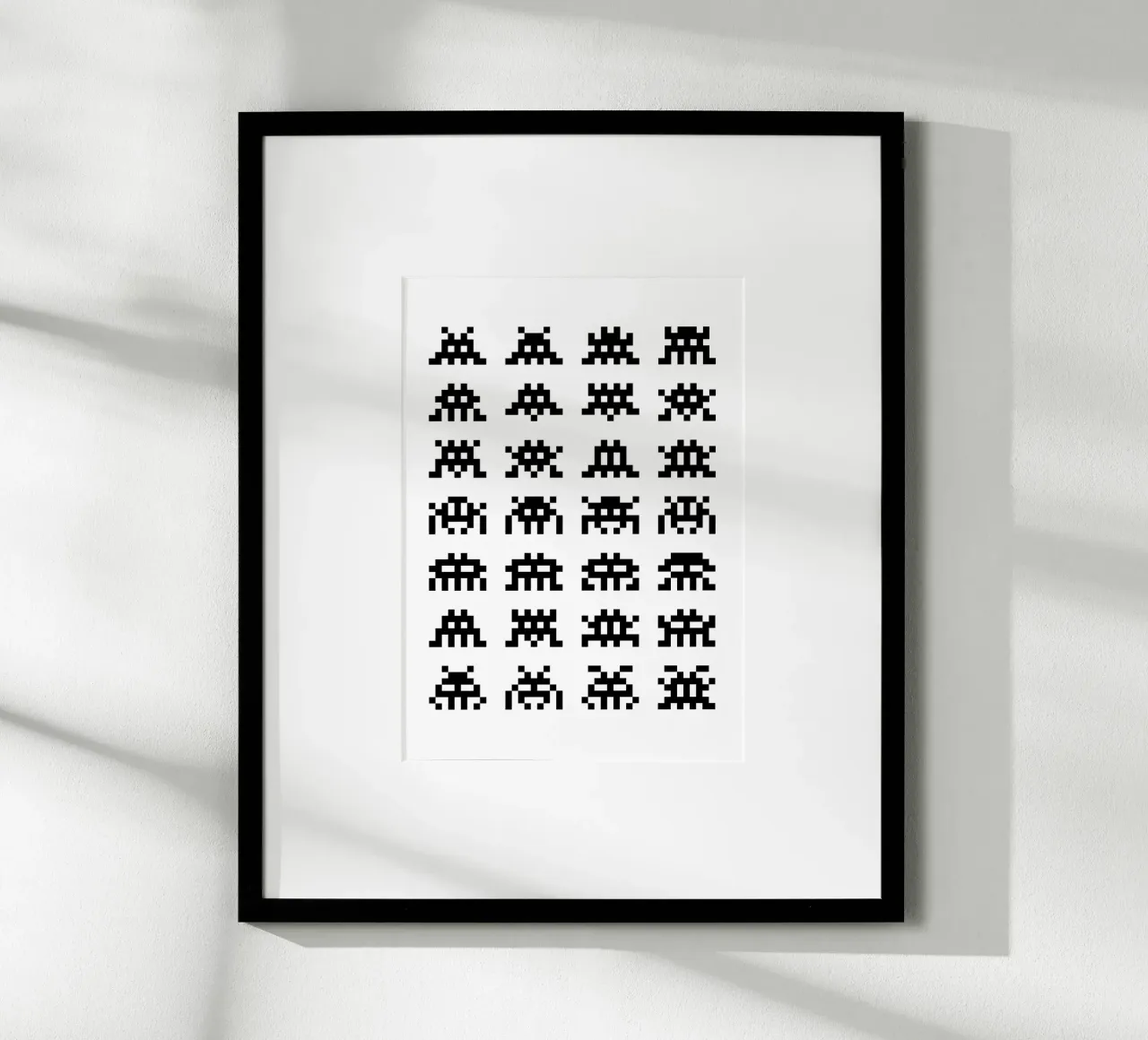 Pixel Space Invader poster con telaio in legno da nabakumov