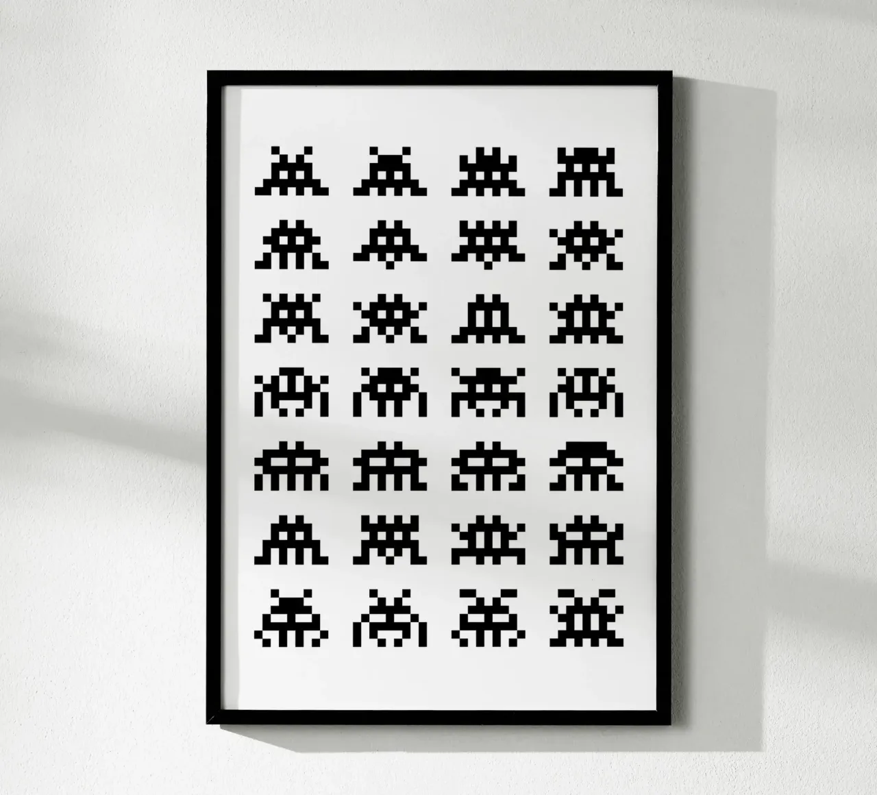 Pixel Space Invader poster con telaio in legno da nabakumov