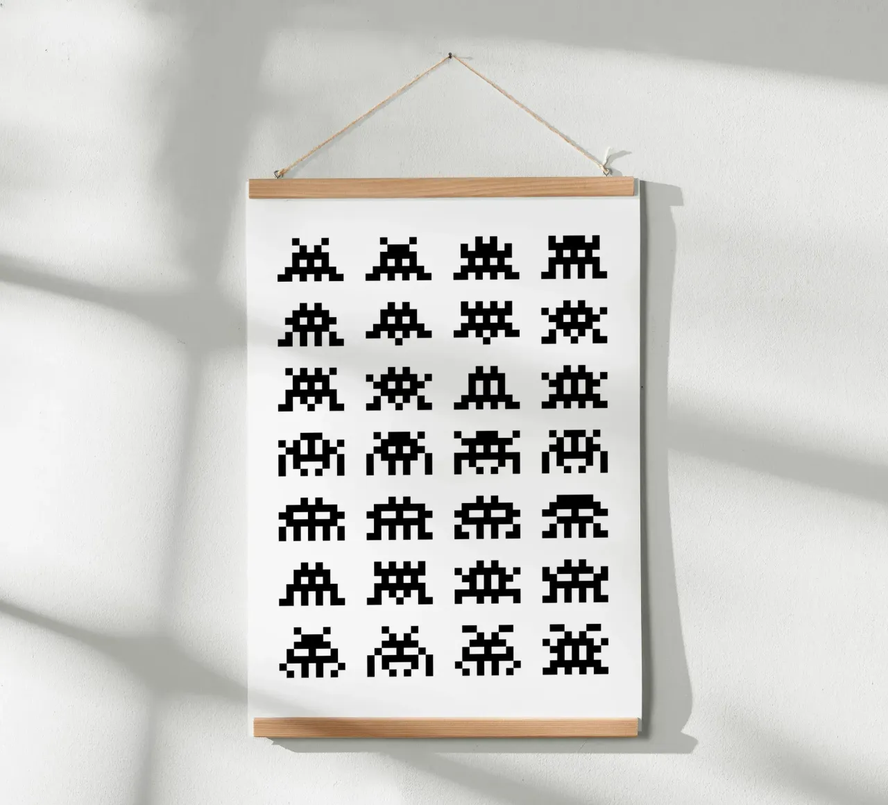 Pixel Space Invader poster con telaio in legno da nabakumov