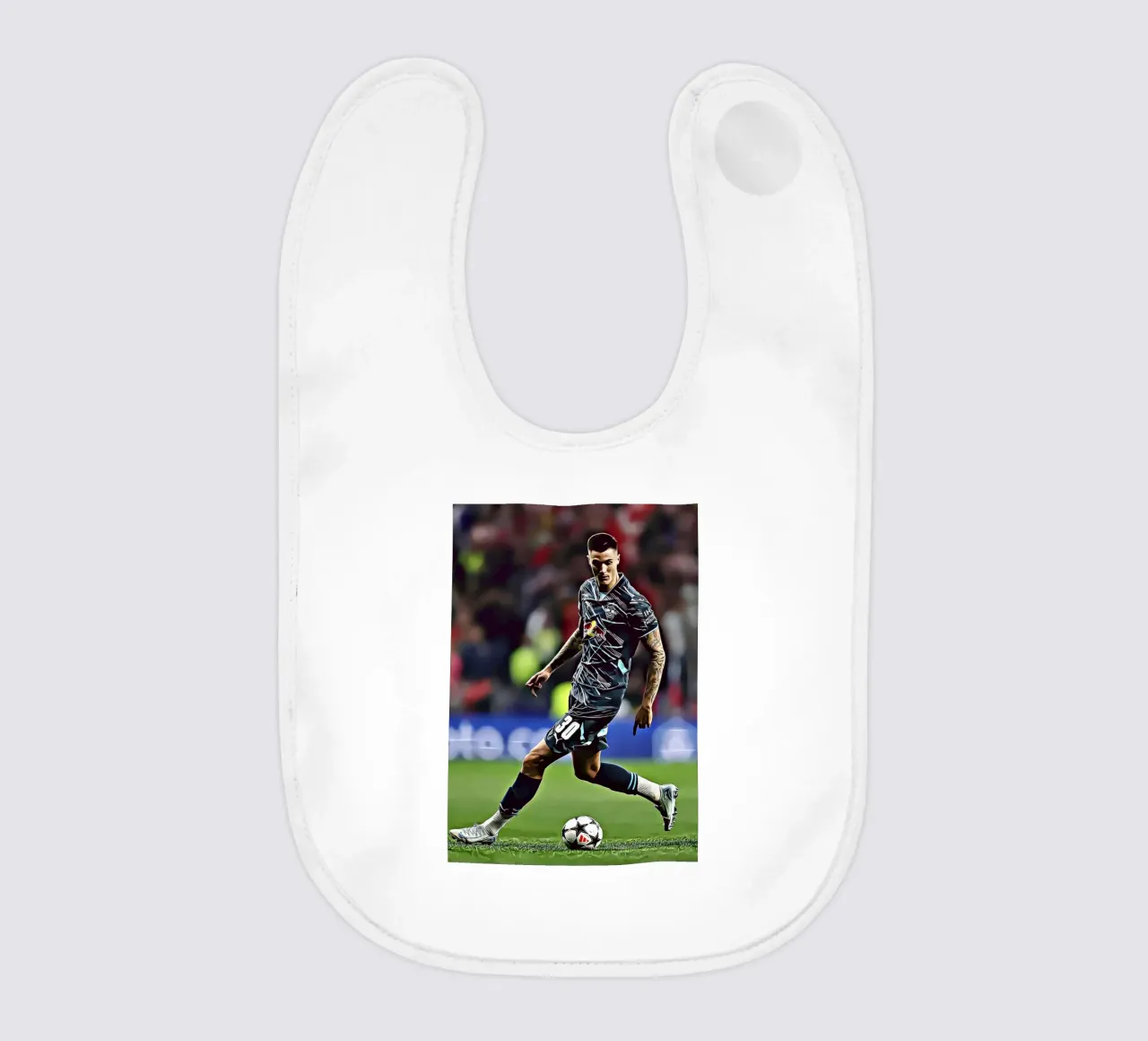 Benjamin Sesko Azione Dribbling Poster RB Leipzig bavaglino da ArdanART