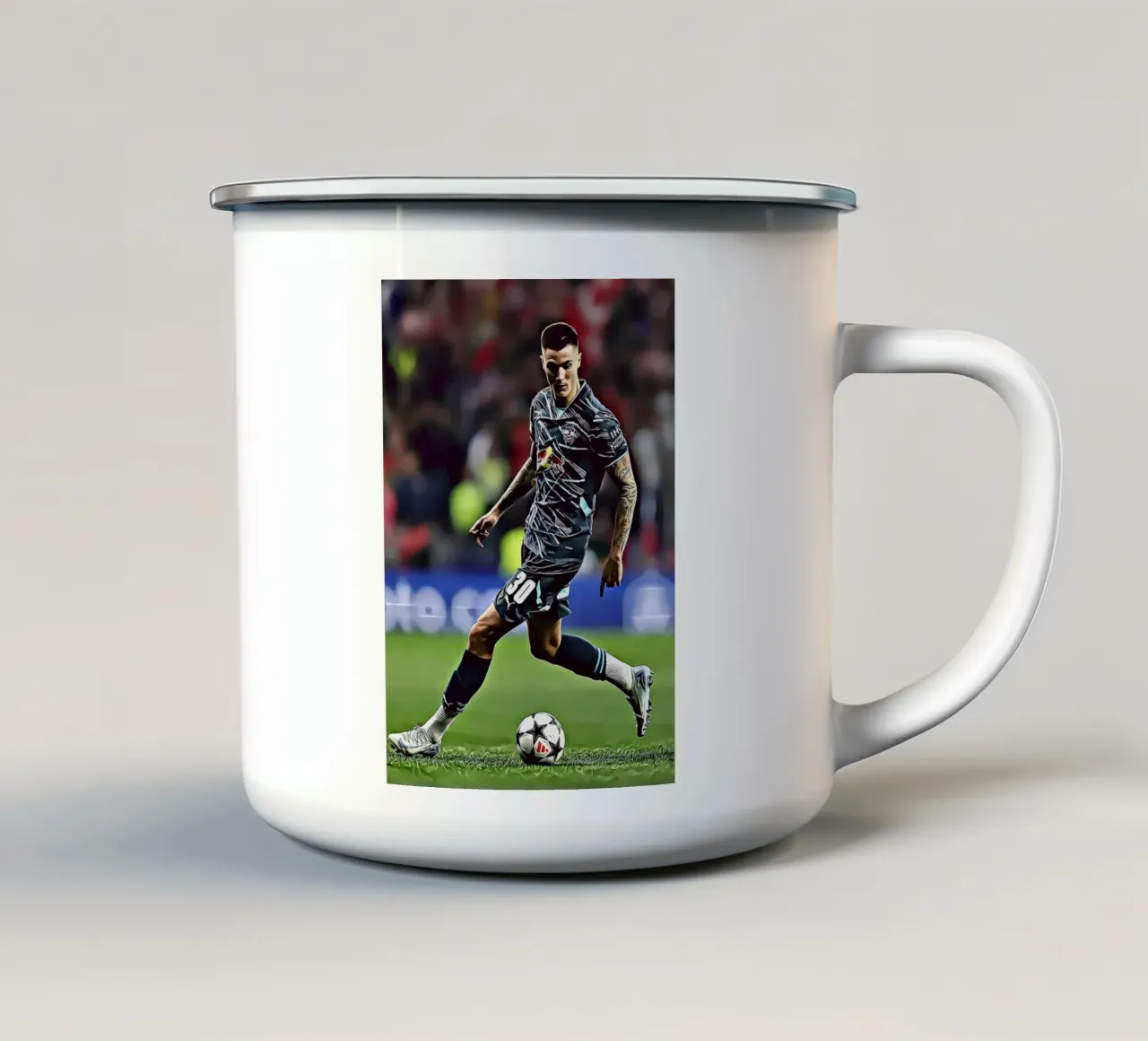 Benjamin Sesko Azione Dribbling Poster RB Leipzig tazza in smalto da ArdanART
