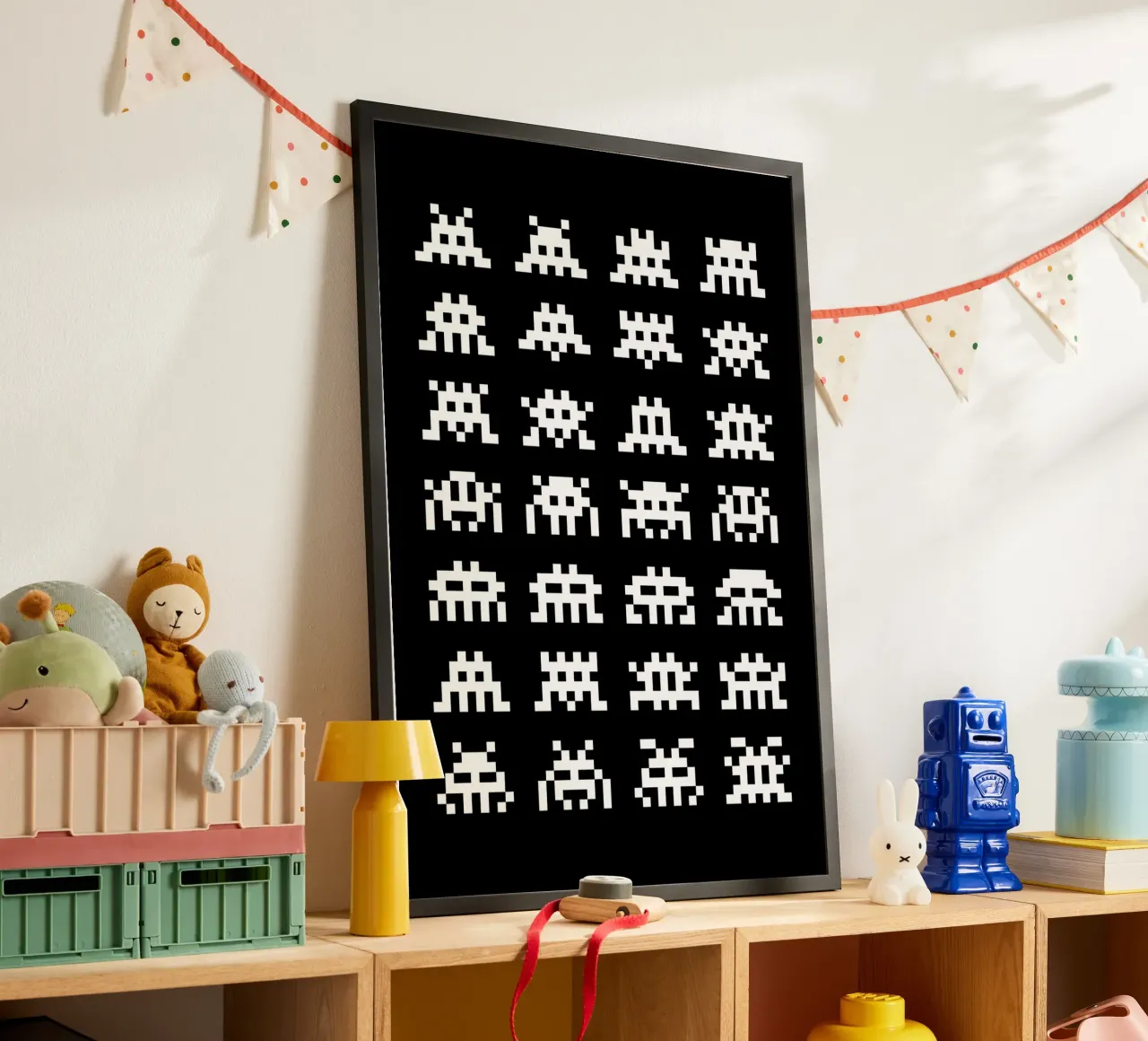 Pixel Space Invader poster con telaio in legno da nabakumov