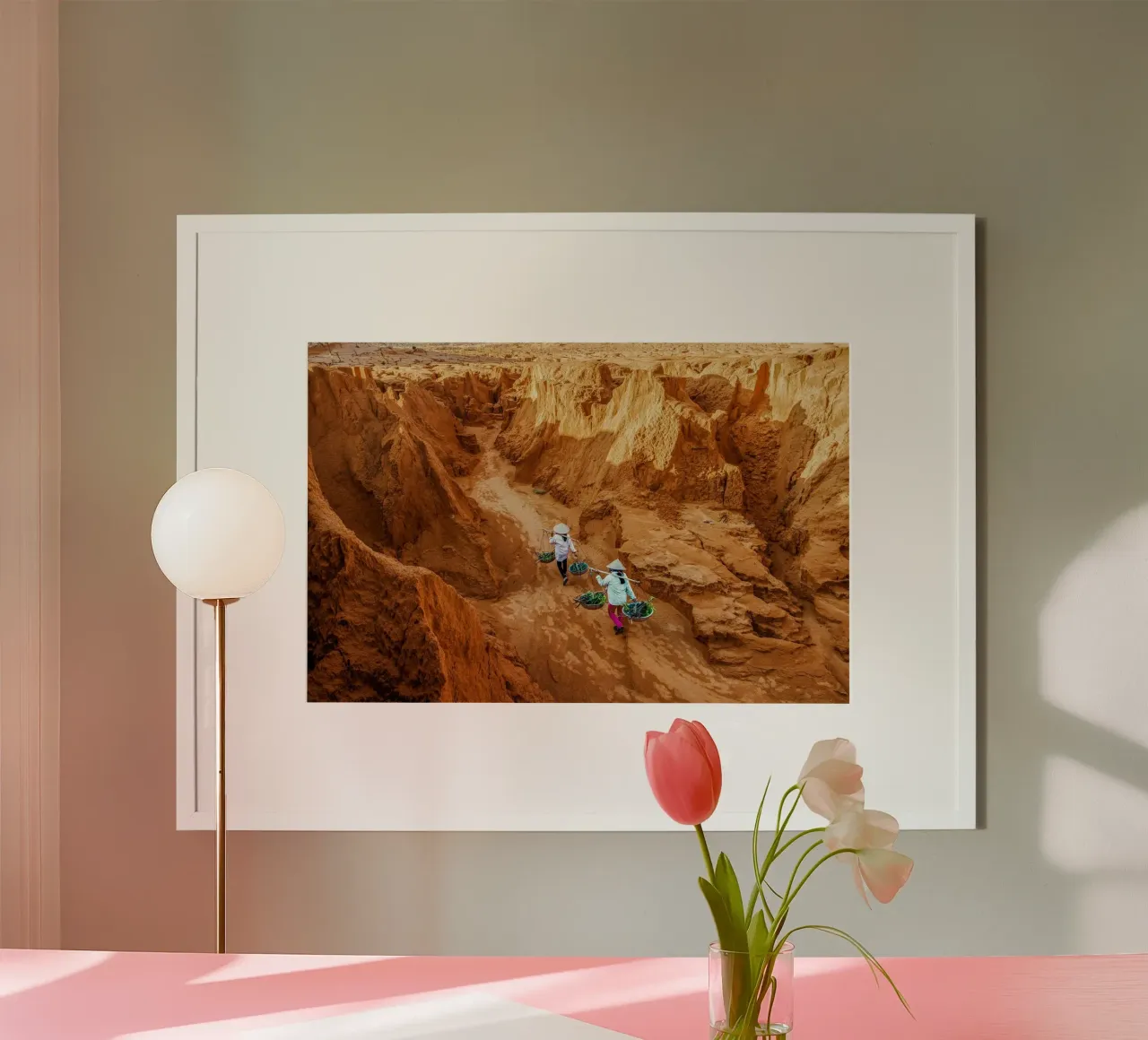 Contadini a spasso tra le dune di sabbia rossa in Vietnam poster con telaio in legno da Liam Johnson