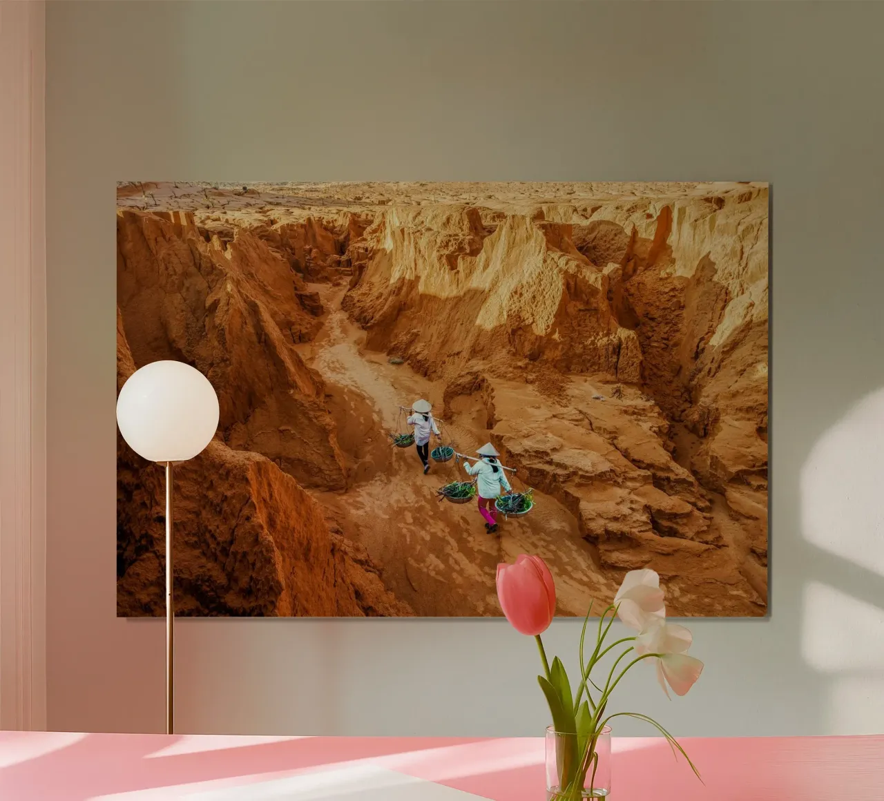 Contadini a spasso tra le dune di sabbia rossa in Vietnam poster con telaio in legno da Liam Johnson