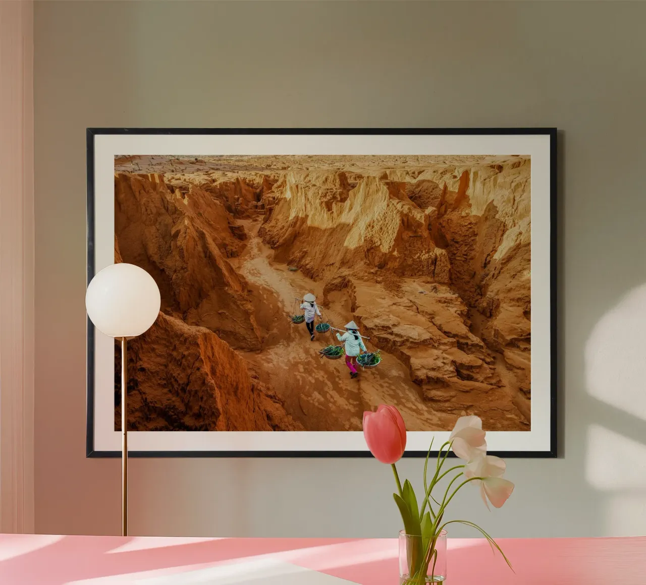 Contadini a spasso tra le dune di sabbia rossa in Vietnam poster con telaio in legno da Liam Johnson