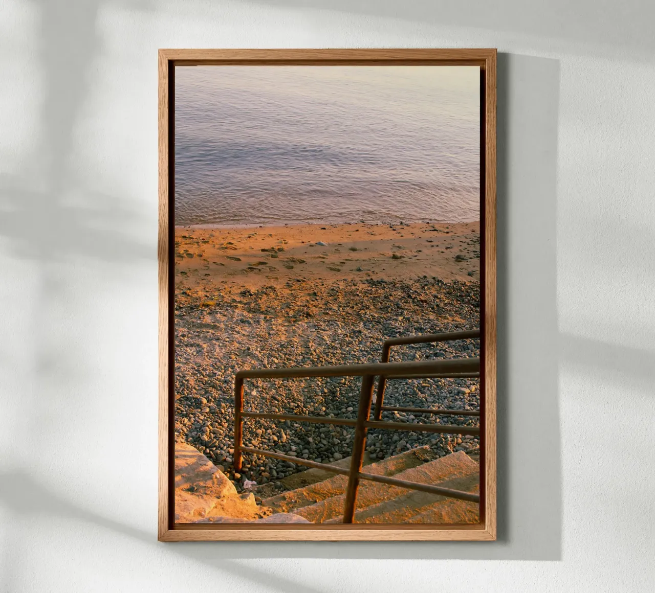 Scala rustica che conduce alla spiaggia di ciottoli al tramonto tela con Cornice a cassetta da Liam Johnson
