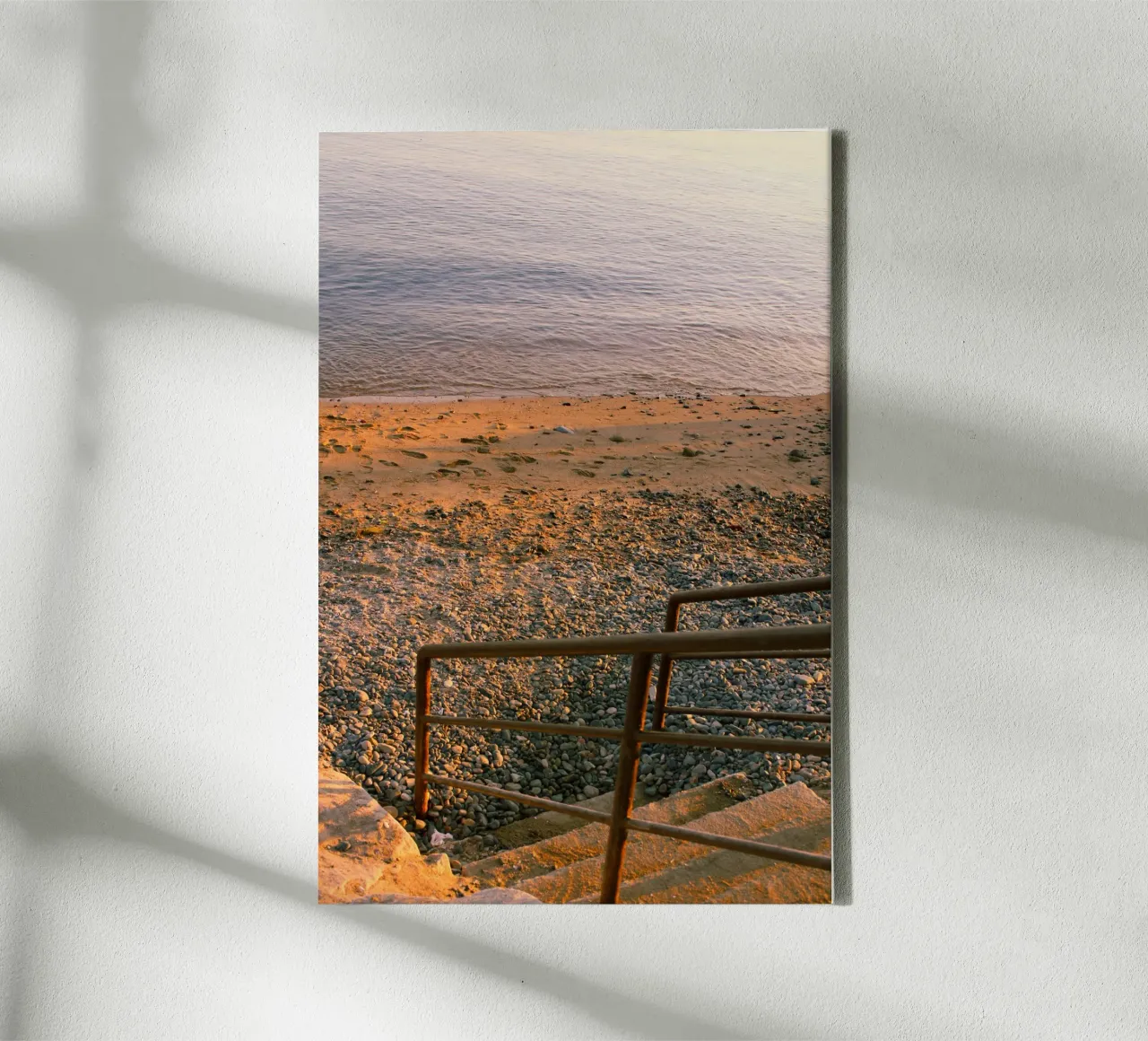 Scala rustica che conduce alla spiaggia di ciottoli al tramonto tela con Cornice a cassetta da Liam Johnson