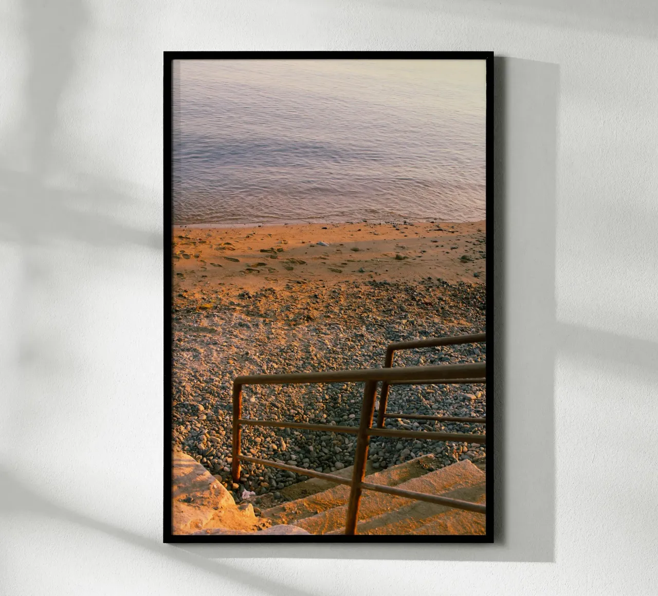 Scala rustica che conduce alla spiaggia di ciottoli al tramonto poster con telaio in alluminio da Liam Johnson
