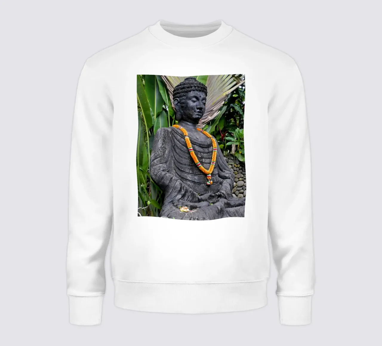 Buddha sereno con ghirlanda in un giardino balinese felpa da byrieneke