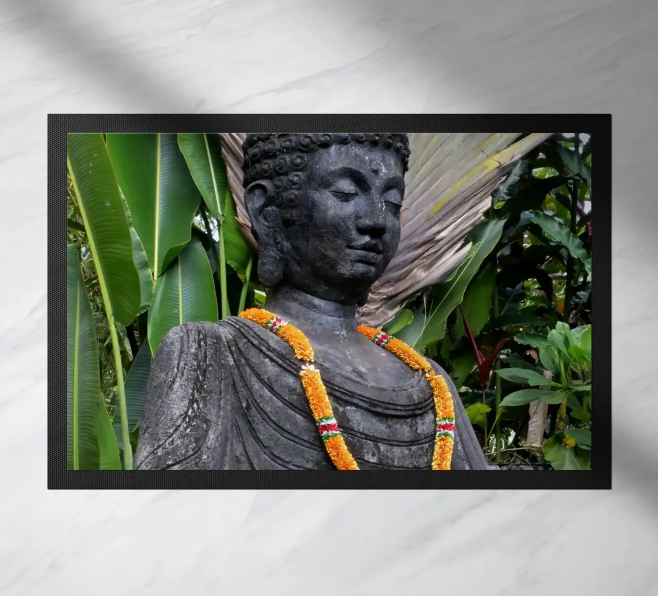 Buddha sereno con ghirlanda in un giardino balinese zerbino da byrieneke