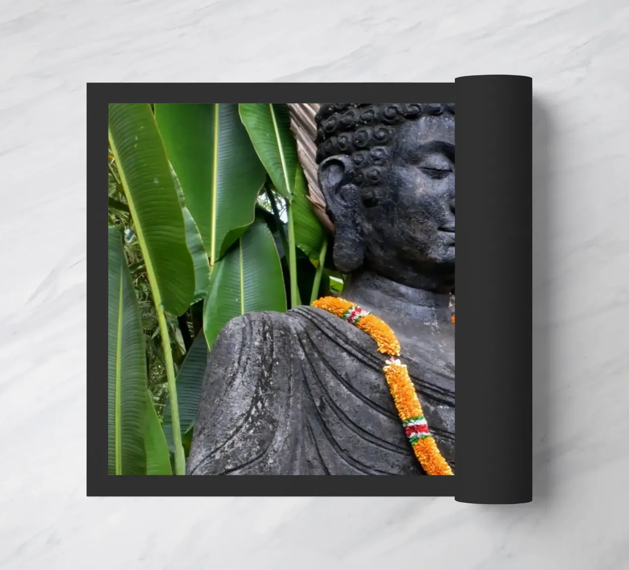 Buddha sereno con ghirlanda in un giardino balinese zerbino da byrieneke